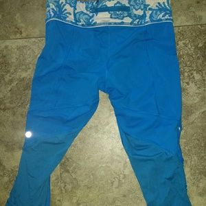 Lululemon 8 blue flower lace band crop legging
